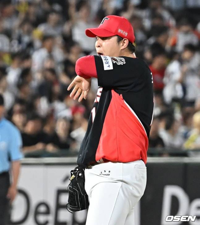 KIA 타이거즈 조상우가 27일 사직 롯데전에서 8회말 2사 후 롯데 자이언츠 전준우에게 우중간 2타점 2루타를 허용한 뒤 아쉬워하고 있다.