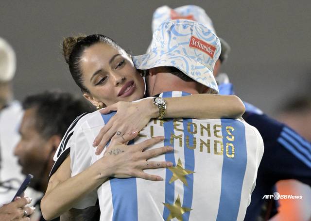 아르헨티나 슈퍼스타 티니(왼쪽)와 로드리고 데폴. /AFPBBNews=뉴스1