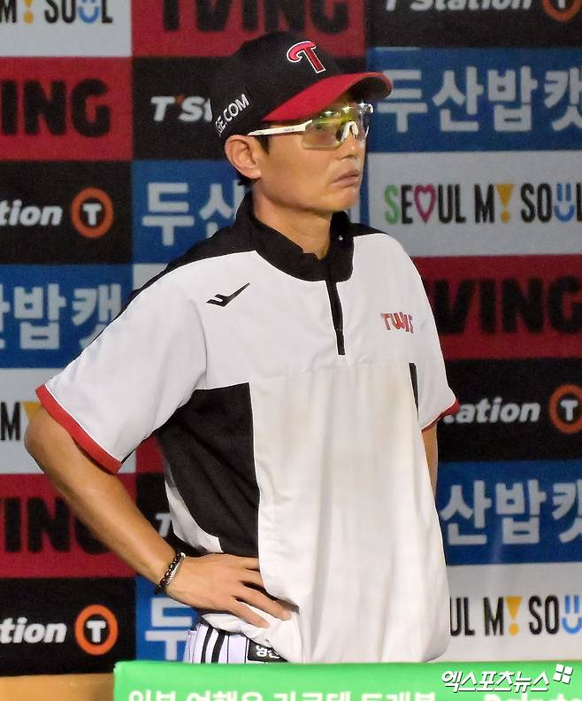 27일 오후 서울 송파구 잠실야구장에서 열린 '2025 신한 SOL Bank KBO리그' LG 트윈스와 두산 베어스의 경기, 8회초 무사 1루 LG 염경엽 감독이 송찬의가 견제에 걸려 태그아웃을 당하자 아쉬워하고 있다. 잠실, 김한준 기자