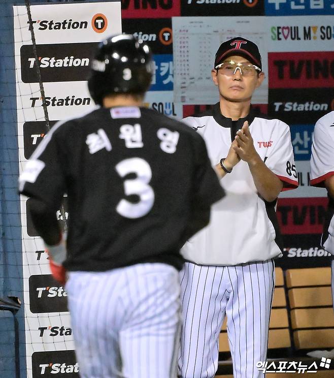 27일 오후 서울 송파구 잠실야구장에서 열린 '2025 신한 SOL Bank KBO리그' LG 트윈스와 두산 베어스의 경기, 7회초 1사 3루 LG 염경엽 감독이 신민재의 1타점 희생플라이때 득점에 성공한 최원영에게 박수를 보내고 있다. 잠실, 김한준 기자