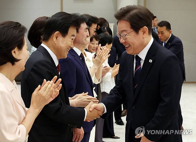 이재명 대통령과 정동연 장관 (서울=연합뉴스) 한상균 기자 = 이재명 대통령이 28일 용산 대통령실에서 열린 신임 국무위원 및 국세청장 임명장 수여식에서 정동영 통일부 장관과 인사하고 있다. 2025.7.28 xyz@yna.co.kr