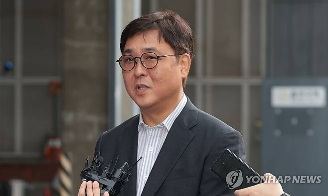 질문에 답하는 최휘영 문체부 장관 후보자 (서울=연합뉴스) 김인철 기자 = 최휘영 문화체육관광부 장관 후보자가 14일 서울 종로구에 마련된 인사청문회 준비 사무실로 첫 출근하며 취재진 질문에 답하고 있다. 2025.7.14 yatoya@yna.co.kr