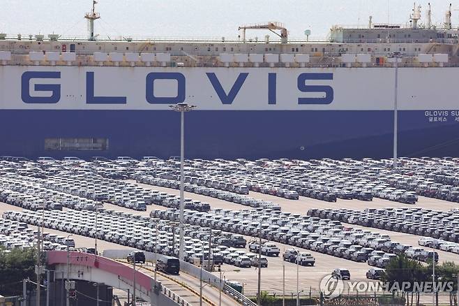 수출 대기 중인 자동차 (평택=연합뉴스) 이진욱 기자 = 24일 경기도 평택항 부근에 수출용 차들이 세워져 있다. 미국이 일본산 자동차 관세를 27.5%에서 15%로 낮추기로 합의하면서 업계에서도 향후 협상 결과에 대한 기대가 고개를 들고 있다. 2025.7.24 cityboy@yna.co.kr