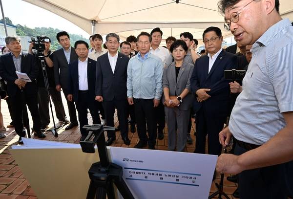 유정복 인천시장이 29일 송도역을 찾아가 민선8기 주요 공약 가운데 하나인 인천발 KTX 직결사업 진행 상황과 송도역사 등 증축 시설물 공사 상황을 점검하고 있다. 2025.7.29 /인천시 제공