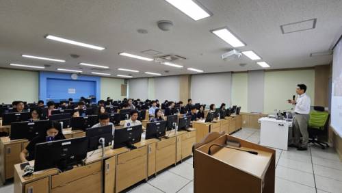 ◇강원특별자치도 공무원교육원은 28일 제2정보화교육장에서 ‘챗GPT 실무활용 3기 교육과정’을 개강하고, 31명의 시·군 공무원들을 대상으로 이틀간의 교육에 들어갔다.