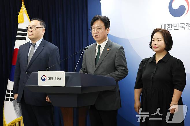 김영훈 고용노동부 장관이 29일 서울 종로구 정부서울청사에서 노동조합 및 노동관계조정법 개정안(노란봉투법) 관련 브리핑을 하고 있다. 2025.7.29/뉴스1 ⓒ News1 임세영 기자