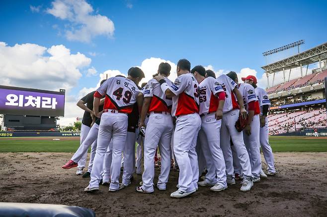 KIA 선수들이 경기 전 미팅을 하고 있다. 사진 | KIA 타이거즈