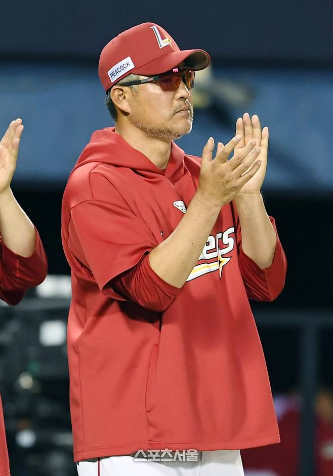 SSG 이숭용 감독이 잠실구장에서 열린 2025 KBO리그 두산과 경기에서 승리한 후 선수들에게 박수를 보내고 있다. 잠실 | 박진업 기자 upandup@sportsseoul.com