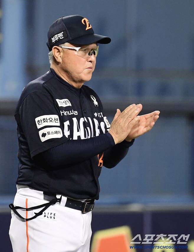 22일 잠실야구장에서 열린 KBO리그 두산과 한화의 경기. 한화가 두산에 승리하며 10연승을 달성했다. 경기 종료 후 선수들에게 박수를 보내고 있는 김경문 감독. 잠실=송정헌 기자songs@sportschosun.com/2025.07.22/