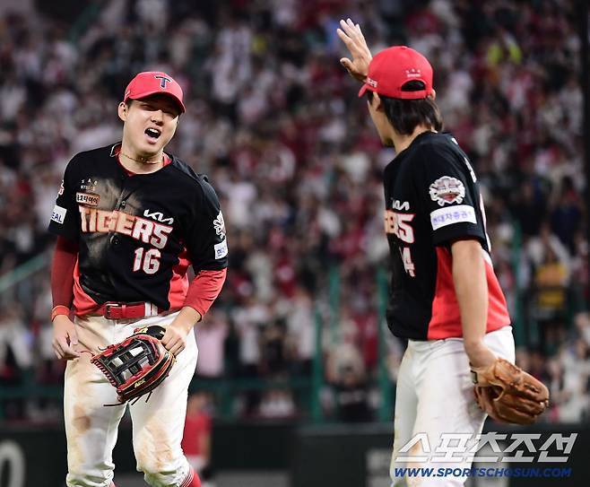 21일 인천 SSG랜더스필드에서 열린 SSG와 KIA의 경기. 9회말 2사 1, 2루 SSG 박성한 안타 때 2루주자 에레디아를 홈에서 잡아낸 KIA 최원준. 인천=송정헌 기자songs@sportschosun.com/2025.06.21/