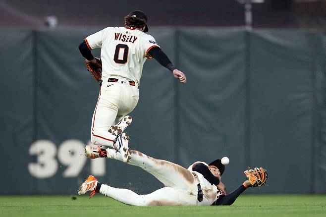 중견수 이정후가 6회초 피츠버그 리오버 페게로의 빗맞은 타구를 잡기 위해 슬라이딩 캐치를 시도하고 있다. 그러나 공은 이정후와 2루수 브렛 와이슬리 사이에 떨어지는 2루타가 됐다. Imagn Images연합뉴스