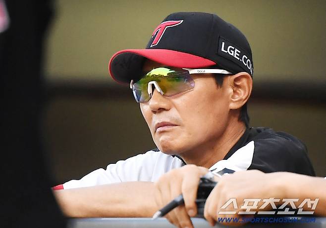 24일 광주 기아 챔피언스필드에서 열린 LG-KIA전. 염경엽 감독이 경기를 지켜보고 있다. 광주=정재근 기자 cjg@sportschosun.com/2025.7.24/