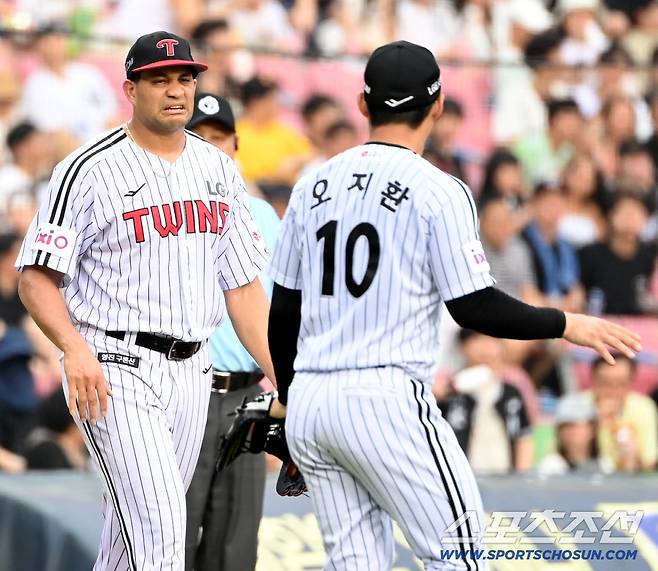29일 잠실야구장에서 열린 KT와 LG의 경기, 2회초 1사 2루 치리노스가 안치영이 내야땅볼을 친 후 3루수 구본혁의 실책으로 1루 세이프 되자 아쉬워하고 있다. 잠실=허상욱 기자wook@sportschosun.com/2025.07.29/