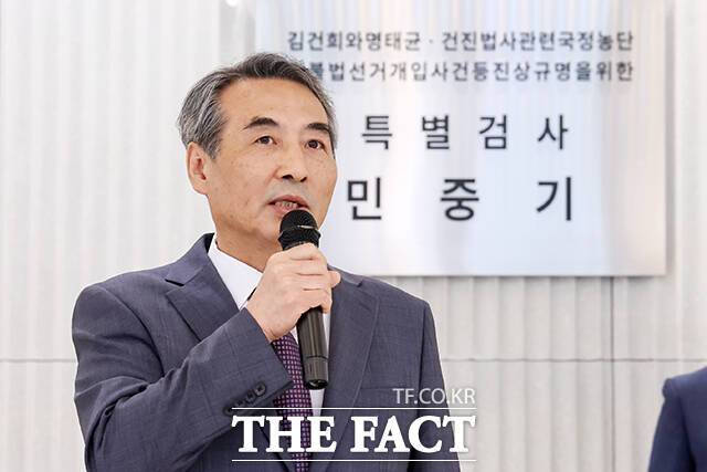 이른바 김건희 여사의 집사로 알려진 김예성 씨가 민중기 특별검사팀에 출국금지를 풀어주면 특검에 출석하겠다는 내용의 의견서를 제출했다. 윤석열 전 대통령의 부인 김건희 여사 의혹 관련 사건을 맡은 민중기 특별검사가 지난 2일 오전 서울 종로구 KT광화문빌딩 웨스트에 마련된 특검 사무실에서 현판 제막을 마친 뒤 발언을 하고 있다. /서예원 기자