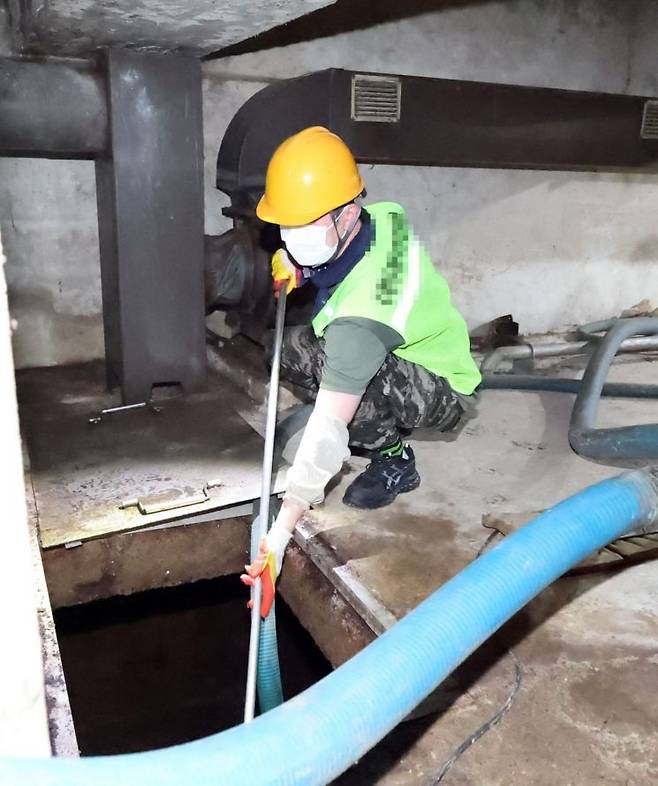 본지 기자가 서울 중구의 한 아파트에서 분뇨 정화조 청소를 체험하고 있다. 윤동주 기자