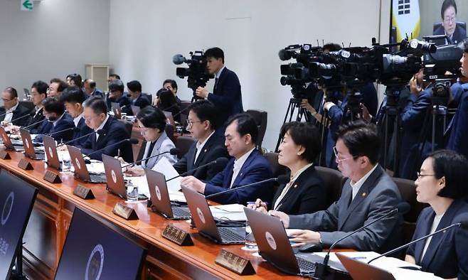 29일 서울 용산 대통령실 청사에서 열린 국무회의에서 대통령실 참모진과 국무위원들이 이재명 대통령의 발언을 듣고 있다. 연합뉴스