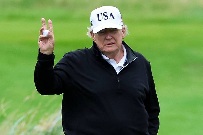 27일 도널드 트럼프 미국 대통령이 영국 스코틀랜드 턴베리의 턴베리 리조트에서 골프공을 들고 있다. /로이터 연합뉴스