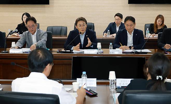 권대영 금융위원회 부위원장이 29일 오전 서울 중구 서민금융진흥원에서 개인 연체채권 관리 관련 현장 간담회를 열고 금융회사등의 개인 연체채궈 관리실태 파악 및 개선방향에 대해 논의했다./금융위원회 제공