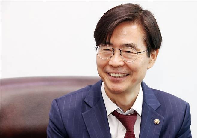 국민의힘 당대표 출마를 선언한 조경태 국민의힘 의원이 21일 오후 서울 여의도 국회 의원회관에서 데일리안과 인터뷰를 하고 있다.ⓒ데일리안 홍금표 기자