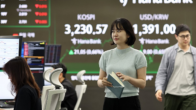 29일 서울 중구 하나은행 딜링룸 현황판에 코스피·코스닥 지수 등이 표시돼 있다. ⓒ연합뉴스