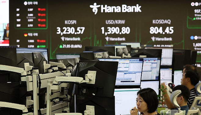 29일 서울 중구 하나은행 딜링룸 현황판에 코스피·코스닥 지수 등이 표시돼 있다. ⓒ연합뉴스