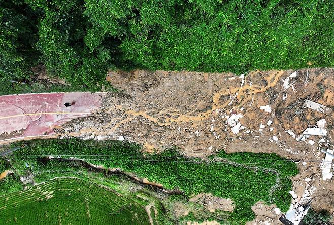 20일 경남 산청군 생비량면 상능마을이 지난 19일 폭우로 인한 산사태가 발생해 마을로 진입하는 도로에 토사가 쌓여 있다. 2025.7.20/뉴스1