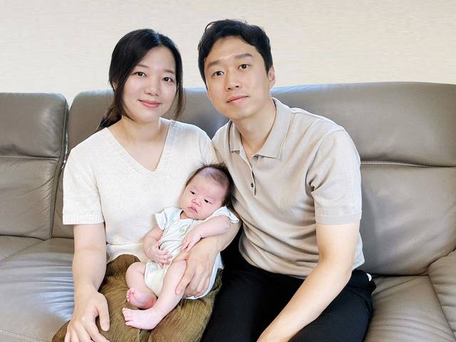 육아동행지원금을 받은 ‘100번째 가정’으로 기록된 원소라 아워홈 책임(왼쪽) 가족. 한화비전 제공