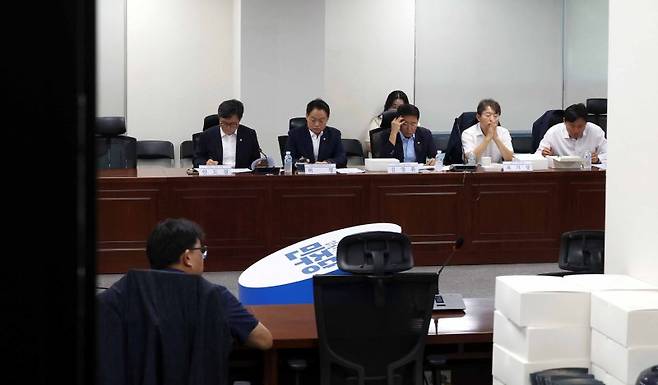 허영(왼쪽 두번째) 더불어민주당 정책수석부대표를 비롯한 민주당 기재위 의원들이 29일 오전 서울 여의도 국회에서 열린 당정협의에서 배당소득 분리과세 등 세제개편 논의 준비를 하고 있다. 사진=뉴시스