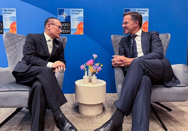 위성락 대통령실 국가안보실장이 지난 6월 25일(현지 시간) 네덜란드 헤이그에서 라드밀라 마크 루터 NATO 사무총장과 NATO 정상회의 계기 면담을 하고 있다. 대통령실 제공