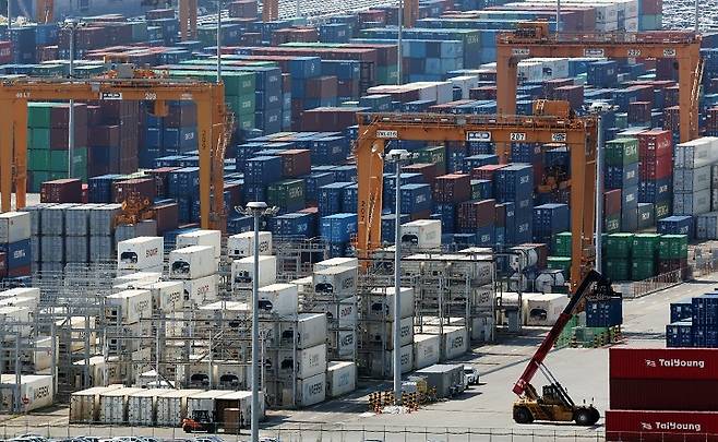 사진은 24일 경기도 평택항에 컨테이너가 쌓여 있는 모습. 2025.7.24(저작권자(c) 연합뉴스, 무단 전재-재배포 금지)