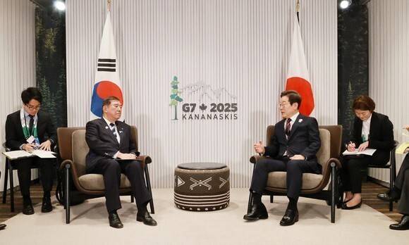 이재명 대통령이 지난달 17일(현지시각) 주요 7개국(G7) 정상회의장 일정의 하나로 이시바 시게루 일본 총리와 한일 정상회담을 하고 있다. 연합뉴스