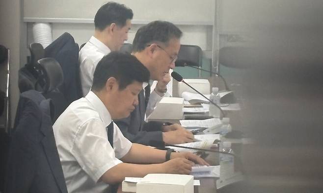 이형일 기획재정부 1차관(왼쪽 두번째)이 29일 서울 여의도 국회 의원회관에서 열린 세제 개편안 마련을 위한 비공개 당정협의회에서 자료를 보고 있다. 연합뉴스