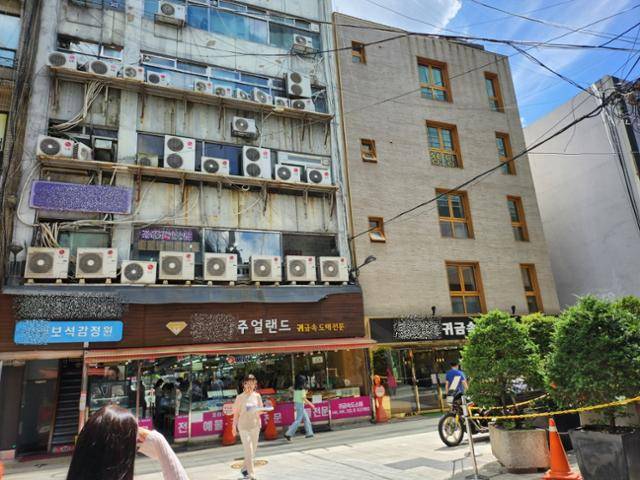 22일 서울 종로구 일대에 자리 잡은 주얼리 거리 모습. 1층 매장에는 화려한 귀금속들이 전시됐지만 바로 위층 귀금속 생산 공장에선 귀금속을 만드는 노동자들이 열악한 노동환경에 시달리고 있다. 공장 창문 앞엔 에어컨 실외기가 위태롭게 매달려 있어 창문 한번 편하게 열 수 없다. 송주용 기자