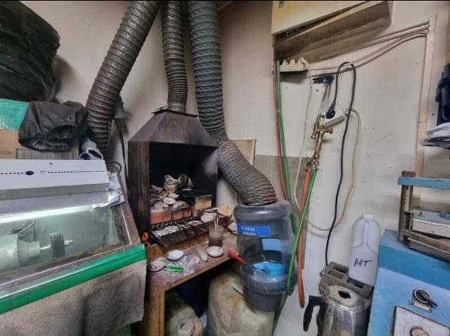 서울 종로구 주얼리 거리 내부의 한 공장. 까만 금속 가루와 먼지들이 금속 공예 기계 위에 쌓였다. 금속노조 주얼리분회