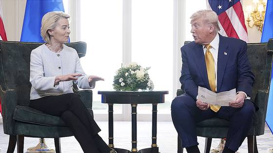 도널드 트럼프 미국 대통령(오른쪽)과 우르줄라 폰데어라이엔 유럽연합(EU) 집행위원장이 27일(현지시간) 스코틀랜드 턴베리 골프 리조트에서 미ㆍEU 간 무역 협정을 발표하면서 얘기를 나누고 있다. AP=연합뉴스