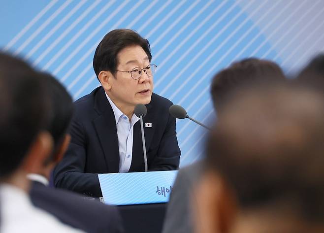 이재명 대통령이 25일 부산 부경대에서 타운홀 미팅 형식으로 진행한 '국민소통 행보, 부산의 마음을 듣다' 간담회를 하고 있다. /사진=대통령실사진기자단