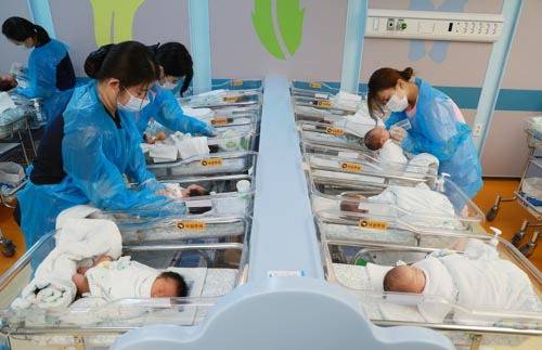 지난 24일 경기 고양시 CHA의과학대학교 일산차병원 신생아실에서 간호사들이 아기를 돌보고 있다. 연합뉴스
