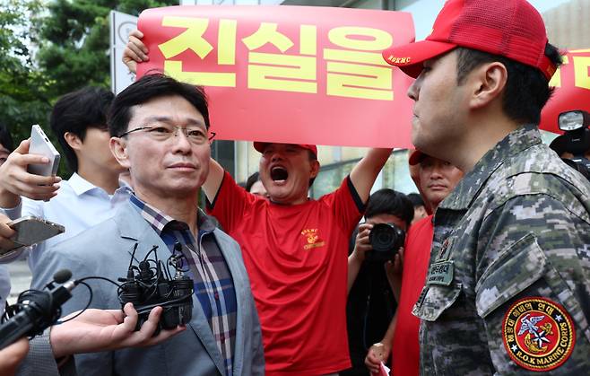 29일 업무상과실치사상 사건 신속 결정 요청서 제출을 위해 서울 서초구 순직해병특검을 방문한 임성근 전 해병대 1사단장이 해병대예비역연대 회원들의 항의를 받고 있다. 연합뉴스