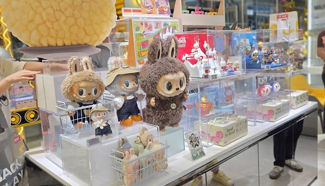 베이징 팝마트(Pop Mart) 매장의 다양한 '라부부(Labubu)' 관련 제품들. /사진=뉴시스