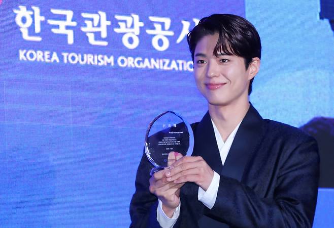 29일 오전 서울 강남구 SJ쿤스트할레에서 열린 2025 한국 관광 명예홍보대사 위촉식에서 배우 박보검이 기념촬영을 하고 있다. /사진 = 뉴시스 /사진=김혜진