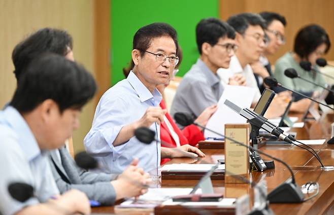 이철우 경북도지사가 경북 국제행사 유치전략 수립 보고회에 참석해 간부직원들에게 적극적이고 도전작인 자세로 행사 유치에 노력해 줄것을 당부하고 있다./사진제공=경북도