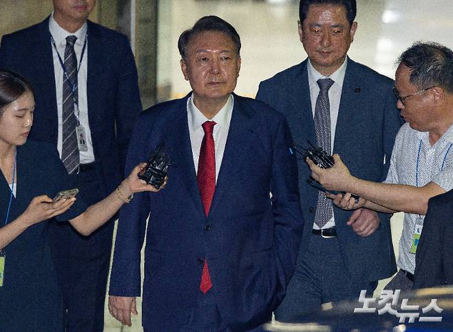 12·3 불법계엄 사태로 특검 수사를 받는 윤석열 전 대통령 서울 서초구 서울중앙지방법원에서 열린 구속 전 피의자 심문(영장실질심사)을 마치고 대기 장소인 서울구치소로 이동하는 모습. 사진공동취재단