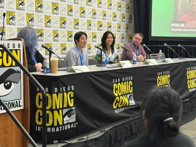 SDCC 2025 '전지적 독자 시점' 패널 현장. 왼쪽부터 메건 피터스(Screen Rant 애니메이션 에디터), 이명훈(웹툰 엔터테인먼트 US 콘텐츠 리드), 비 마(213 Pictures & Media 마케팅 부사장), 마일스 아서턴(White Box Entertainment CEO 겸 창립자). 네이버웹툰 제공