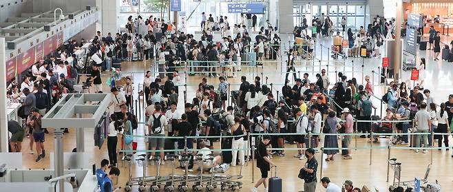 본격적인 여름 휴가철을 맞은 27일 오전 인천국제공항 제1터미널 출국장이 승객들로 붐비고 있다. 뉴시스