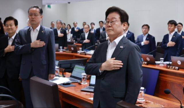 이재명 대통령이 29일 29일 서울 용산 대통령실 청사에서 열린 국무회의에서 국기에 경례를 하고 있다. 연합뉴스