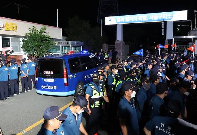 구속 전 피의자 심문(영장실질심사)을 마친 윤석열 전 대통령이 탑승한 차량이 9일 경기 의왕시 서울구치소로 들어가고 있다. 2025.7.9 연합뉴스