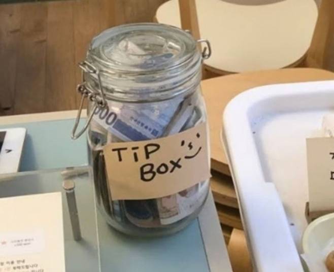 2023년 한 빵집에 등장한 팁 박스. SNS 캡처