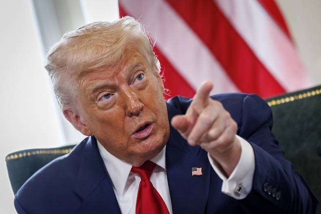 도널드 트럼프 미국 대통령이 2025년 7월 28일(현지시간) 영국 스코틀랜드 턴베리에 위치한 자신의 골프 리조트 ‘트럼프 턴베리’에서 키어 스타머 영국 총리와 회담 중 기자들과 대화하고 있다. 트럼프 대통령은 사유 골프장을 방문하기 위해 스코틀랜드를 비공식 방문 중이다. EPA 연합뉴스