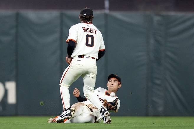 샌프란시스코 자이언츠 이정후가 29일(한국시간) 미국 캘리포니아주 샌프란시스코 오라클파크에서 열린 2025 미국프로야구 메이저리그(MLB) 피츠버그 파이리츠와의 홈 경기에서 수비하고 있다. 로이터 연합뉴스