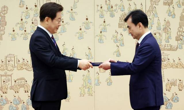 이재명 대통령이 지난 7월 28일 용산 대통령실에서 안규백 국방부 장관에게 임명장을 수여하고 있다. 연합뉴스